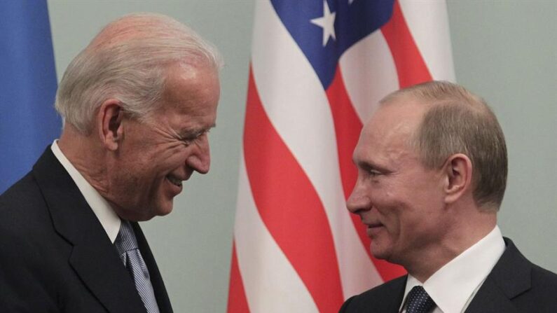 O presidente dos EUA, Joe Biden (i) e seu homólogo russo, Vladimir Putin, em uma foto de arquivo EFE / MAXIM SHIPENKOV
 