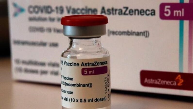 Nesta foto de arquivo, um frasco da vacina AstraZeneca é retratado em uma farmácia em Boulogne Billancourt, fora de Paris em 15 de março de 2021 (The Canadian Press / Christophe Ena / File / AP)
