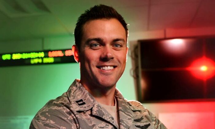 Capitão Matthew Lohmeier, chefe de treinamento do Bloco 10 do 460º Grupo de Operações, está no Treinador Espacial Padronizado na Base Aérea de Buckley, Colorado, em 22 de julho de 2015  (Darren Scott / Força Aérea dos EUA)
