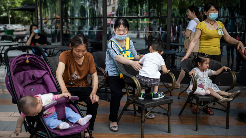 As pessoas cuidam de seus filhos em uma praça comunitária em 31 de maio de 2021 em Wuhan, China (Getty Images)
 