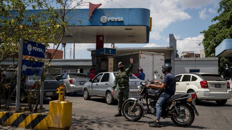 Militar vigia um posto de gasolina em 4 de junho de 2020 em Caracas (Venezuela) EFE / Miguel Gutiérrez
