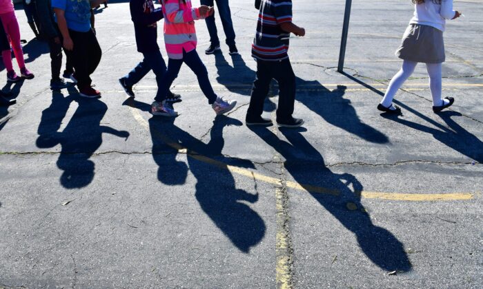 Uma foto de arquivo de alunos do ensino fundamental em Pacoima, Califórnia, em 8 de fevereiro de 2019 (Frederic J. Brown / AFP via Getty Images)
