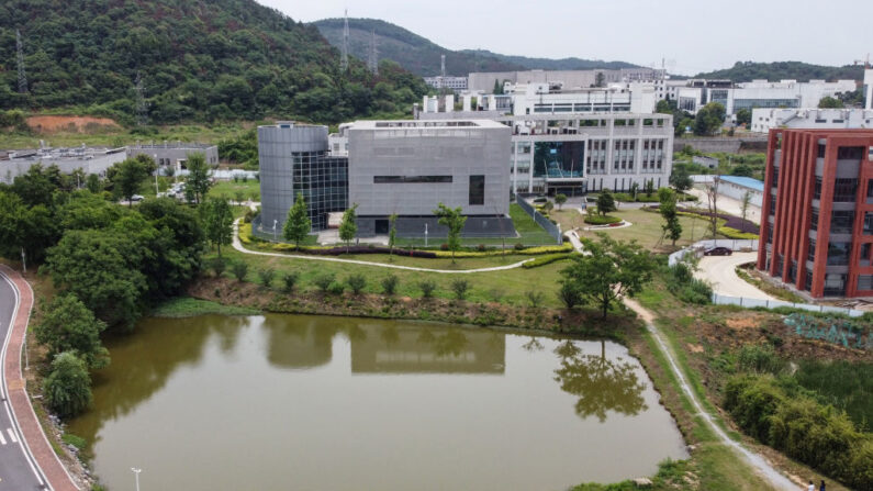 Esta vista aérea mostra o laboratório P4 (C) no campus do Instituto de Virologia de Wuhan em Wuhan, província de Hubei na China central, em 13 de maio de 2020 (HECTOR RETAMAL / AFP via Getty Images)
 