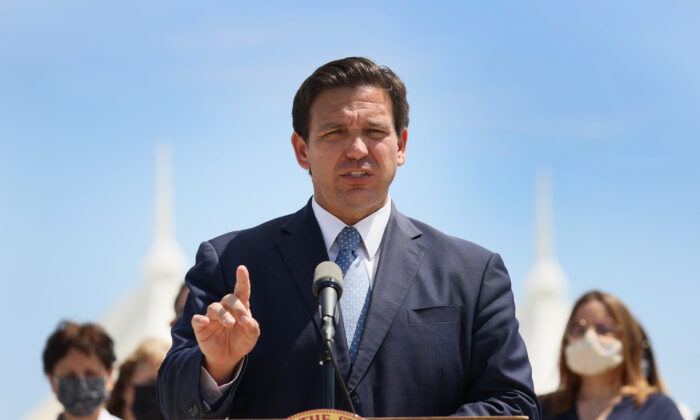 O governador da Flórida, Ron DeSantis, fala à mídia sobre a indústria de cruzeiros durante uma coletiva de imprensa no PortMiami em Miami, Flórida, em 8 de abril de 2021 (Joe Raedle / Getty Images)
