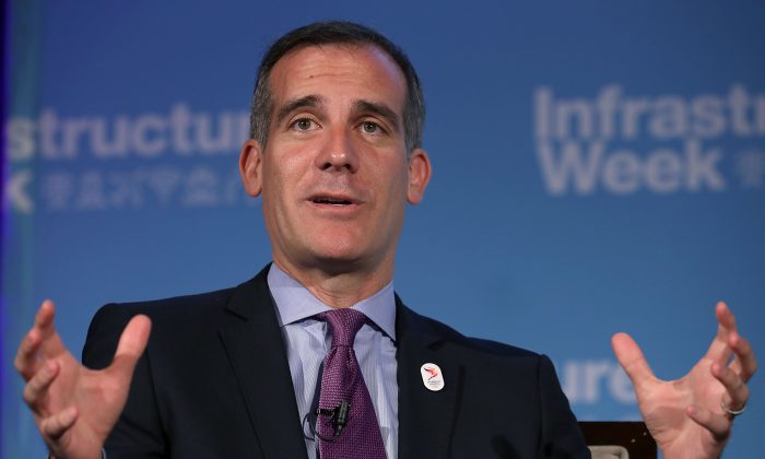 O prefeito de Los Angeles, Eric Garcetti, participa de um painel de discussão durante o programa 'Infrastructure Week' da Câmara de Comércio dos EUA em Washington, DC, em 15 de maio de 2017 (Chip Somodevilla / Getty Images)
