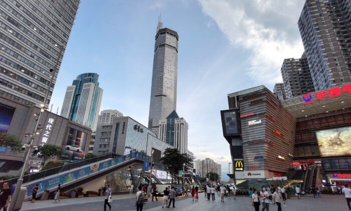 O SEG Plaza (C) de 300 metros de altura é visto depois de começar a tremer, em Shenzhen, na província de Guangdong, no sul da China, em 18 de maio de 2021 (STR / AFP via Getty Images)
