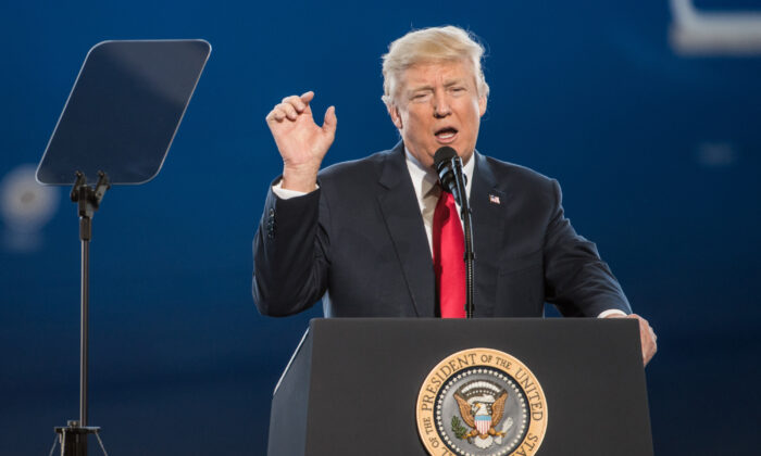 O então presidente Donald Trump se dirige a uma multidão nas instalações da Boeing na Carolina do Sul em North Charleston, Carolina do Sul, em 17 de fevereiro de 2017 (Sean Rayford / Getty Images)
 