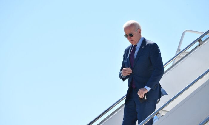 O presidente Joe Biden chega ao Aeroporto Metropolitano de Wayne County em Detroit, Michigan, em 18 de maio de 2021 (Nicholas Kamm / AFP via Getty Images)
 