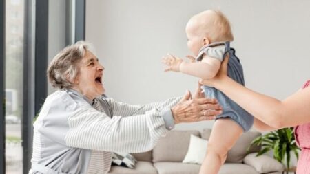 Idosa de 78 anos é mãe adotiva de bebês há 34 anos: já são 81!