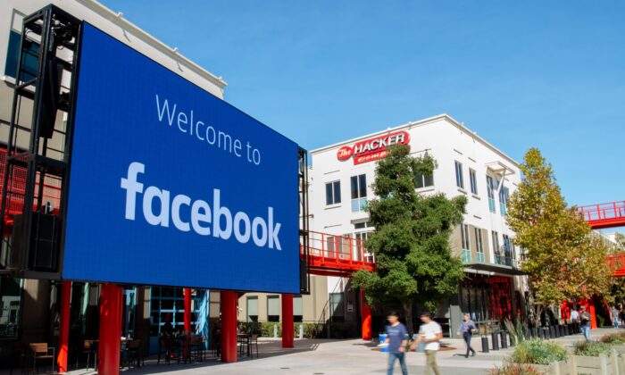 Um outdoor gigante é visto no campus da sede corporativa do Facebook em Menlo Park, Califórnia, em 23 de outubro de 2019. (Josh Edelson / AFP via Getty Images)