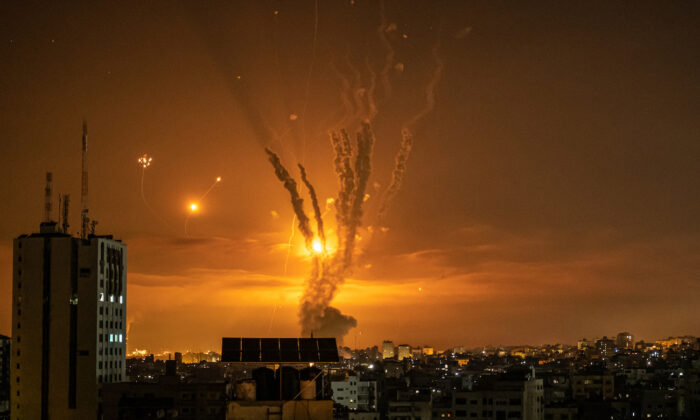 Uma fotografia mostra foguetes lançados em Israel do norte da Faixa de Gaza na Cidade de Gaza em 14 de maio de 2021 (Fatima Shbair / Getty Images)
