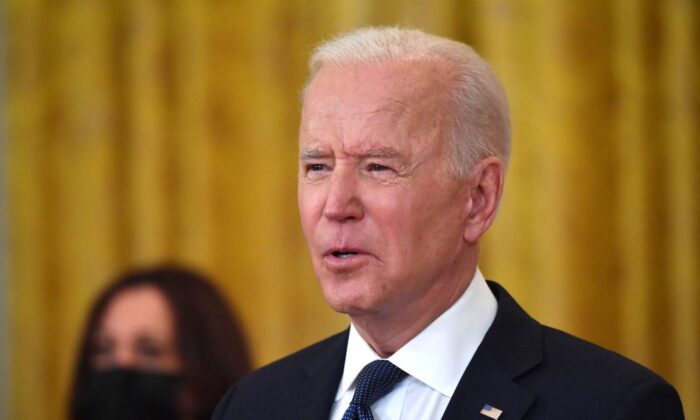 O vice-presidente Kamala Harris (i) ouve o discurso do presidente Joe Biden na Casa Branca em 10 de maio de 2021 (Nicholas Kamm / AFP via Getty Images)
