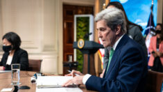 Kerry reconhece que abusos dos direitos humanos do PCC apresentam ‘problema’ para estratégia climática dos EUA