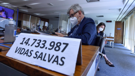 Durante sessão da CPI, senador Heinze exibe número de vidas salvas