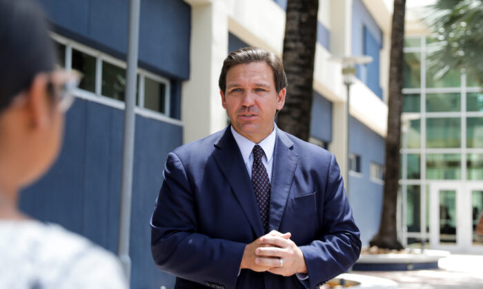 O governador da Flórida, Ron DeSantis, sai após aprovar o Senado Bill 7072 na Florida International University em Miami em 24 de maio de 2021 (Samira Bouaou / The Epoch Times)
