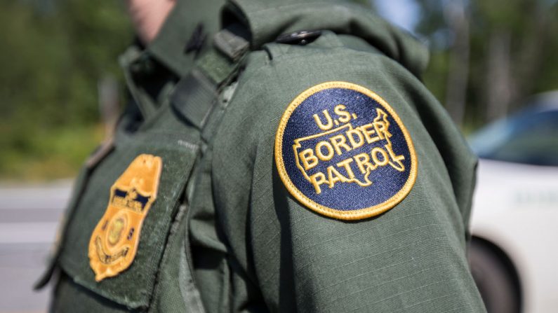 Um patch no uniforme de um agente da Patrulha de Fronteira (Scott Eisen / Getty Images)
