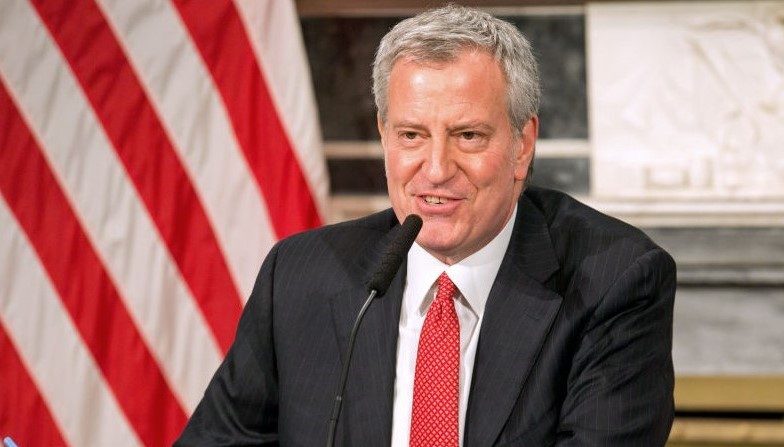 O prefeito Bill De Blasio durante entrevista coletiva sobre a resposta da cidade ao surto do COVID-19, em 19 de março de 2020, na cidade de Nova York, EUA (William Farrington-Pool / Getty Images)
 