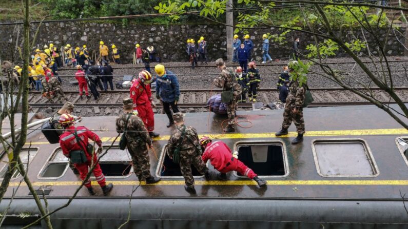 Em uma foto de arquivo, equipes de resgate vasculham o local de um descarrilamento de trem em Chenzhou, província de Hunan, no centro da China, em 30 de março de 2020 (STR / AFP via Getty Images)
 