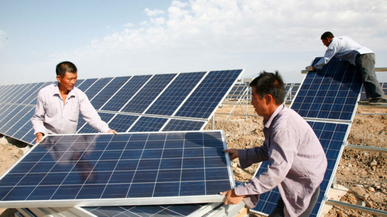 Trabalhadores da construção civil instalam painéis solares na Usina Solar de Hami em 22 de agosto de 2011 em Hami, região autônoma de Xinjiang Uyghur, China (VCG / VCG via Getty Images)
 