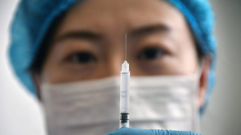 Um trabalhador médico mostra uma seringa com a vacina Sinovac Biotech Vero Cell em um centro de saúde em Yantai, província de Shandong, leste da China, em 5 de janeiro de 2021 (STR / AFP via Getty Images)
 