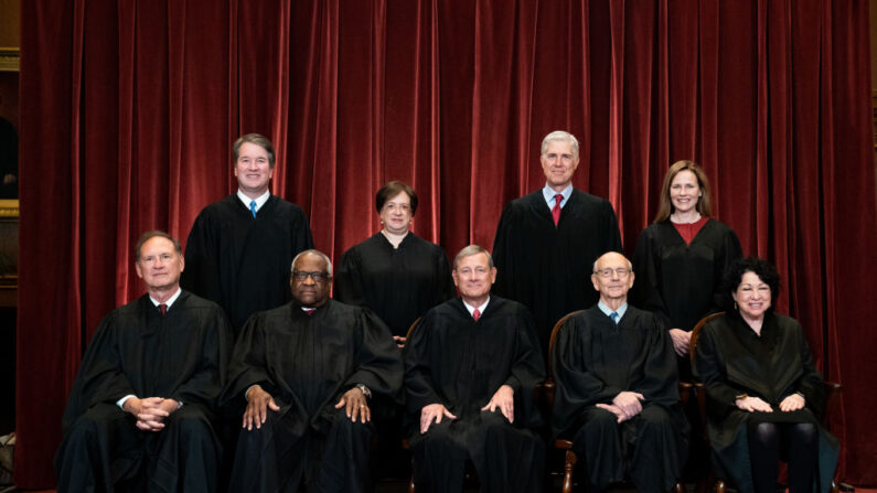 Membros da Suprema Corte posam para uma foto em grupo na Suprema Corte em Washington, DC em 23 de abril de 2021. Sentados da esquerda para a direita: Juiz Samuel Alito, Juiz Clarence Thomas, Chefe de Justiça John Roberts, Juiz Stephen Breyer e Juíza Sonia Sotomayor, de pé da esquerda: Juiz Brett Kavanaugh, Juiz Elena Kagan, Juiz Neil Gorsuch e Juiz Amy Coney Barrett (Erin Schaff-Pool / Getty Images)
