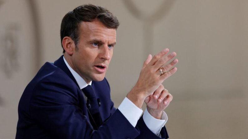 O presidente francês Emmanuel Macron gesticula ao falar durante uma coletiva de imprensa antes da Cúpula do G7, no Palácio Presidencial Elysee em Paris, França, em 10 de junho de 2021 (Pascal Rossignol / POOL / AFP via Getty Images)
