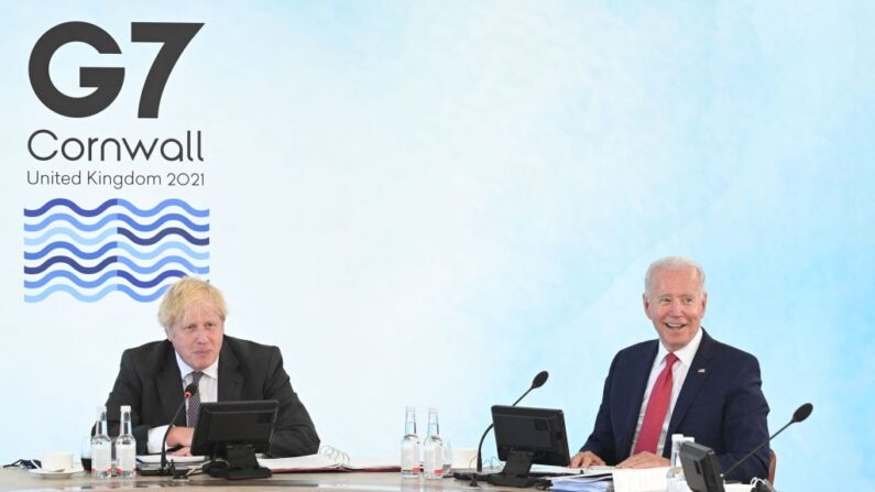 O primeiro-ministro britânico Boris Johnson (E) e o presidente dos EUA Joe Biden (D) participam de uma sessão de trabalho na cúpula do G7 em Carbis Bay, Cornualha, em 12 de junho de 2021 (Foto: LEON NEAL / POOL / AFP via Getty Images)