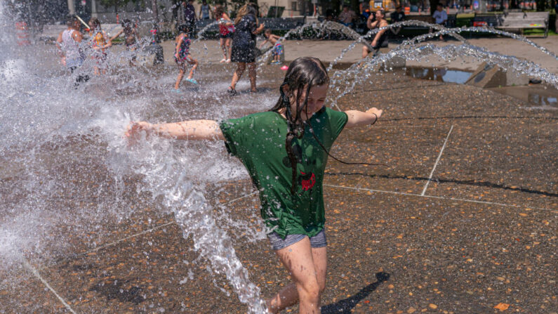 As crianças brincam na fonte de Salmon Springs em 27 de junho de 2021 em Portland, Oregon (Nathan Howard / Getty Images)
 