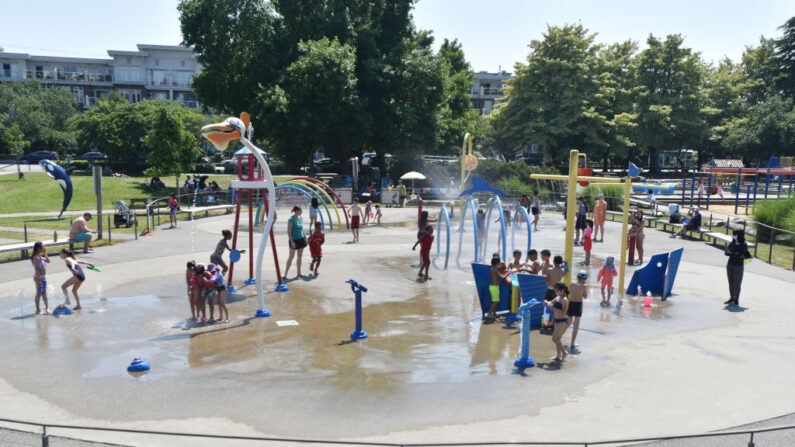 As crianças se refrescam em um parque aquático comunitário em um dia escaldante em Richmond, British Columbia, Canadá, em 29 de junho de 2021 (Don MacKinnon / AFP via Getty Images)
 