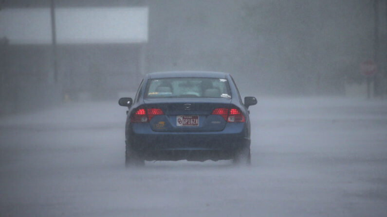 Um carro passa por chuvas fortes e inundações nas ruas durante o furacão Delta em 9 de outubro de 2020 no Lago Arthur, Louisiana, EUA (Mario Tama / Getty Images)
 