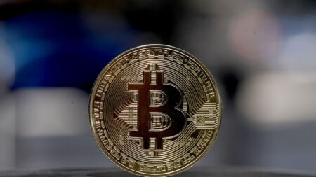 Bitcoin cai para valor mais baixo desde julho de 2021