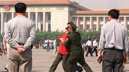 Regime chinês, antes de seu centenário, invade casas e detém praticantes do Falun Dafa