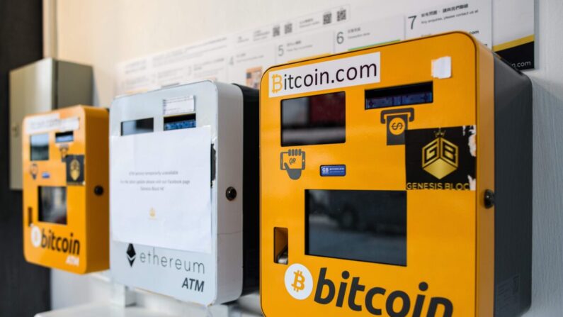 Os caixas eletrônicos (P&D) da moeda digital Bitcoin exibida em Hong Kong em 18 de dezembro de 2017 estão em vias de desaparecer na China.(Anthony Wallace / AFP via Getty Images)
