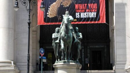 Museu de História Natural de Nova Iorque removerá estátua de Roosevelt devido a protestos contra racismo