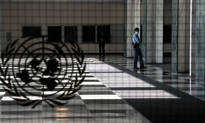 Um policial da ONU está parado em uma entrada vazia das Nações Unidas em Nova Iorque em 22 de setembro de 2020 (Timothy A. Clary / AFP via Getty Images)
 