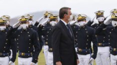 Bolsonaro participa da entrega de espadins na Escola Naval