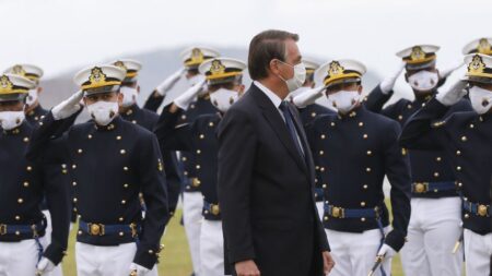 Bolsonaro participa da entrega de espadins na Escola Naval