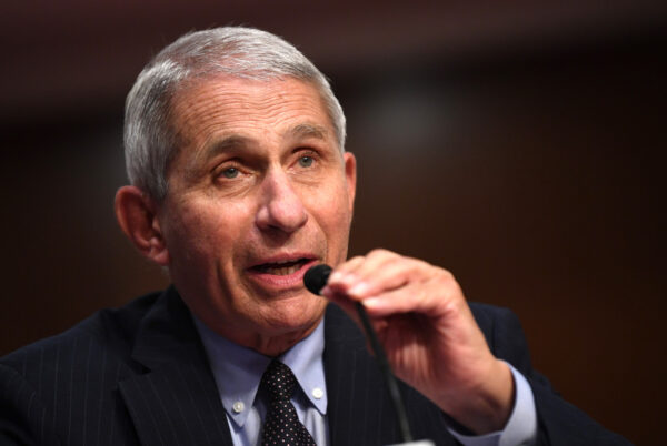 O Dr. Anthony Fauci, diretor do Instituto Nacional de Alergia e Doenças Infecciosas, testemunhou em uma audiência no Senado em Washington em 30 de junho de 2020 (Kevin Dietsch / Pool / Getty Images)
