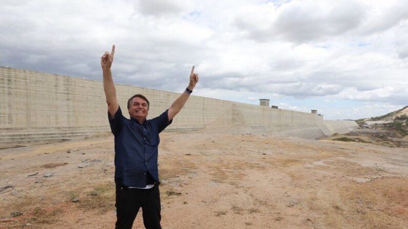 Presidente Jair Bolsonaro esteve em Jucurutu, Rio Grande do Norte, para participar de visita técnica à Barragem de Oiticica.

Câmera: Marcos Corrêa/PR