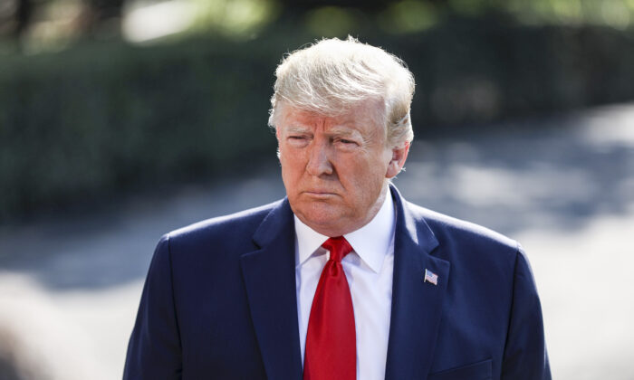 O presidente Donald Trump fala à imprensa no gramado sul da Casa Branca antes de partir no Marine One para Ohio e Texas em 7 de agosto de 2019 (Charlotte Cuthbertson / The Epoch Times)
