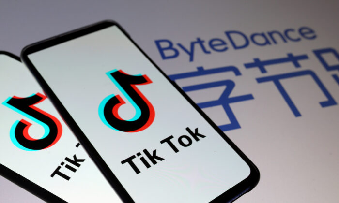 Os logotipos TikTok são vistos em smartphones na frente de um logotipo ByteDance exibido em uma imagem de ilustração de arquivo (Dado Ruvic / Ilustração / Reuters)
