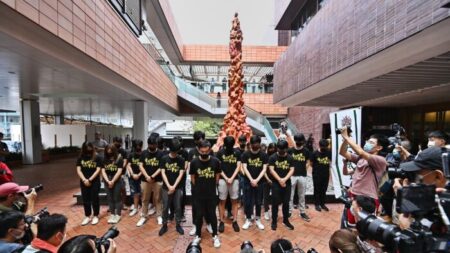 Estudantes de Hong Kong homenageiam aniversário do massacre de Tiananmen no Pilar da Vergonha