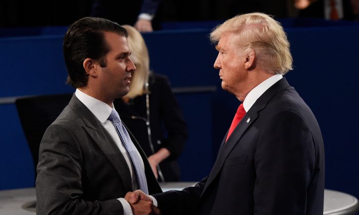 Donald Trump, Jr. (à esquerda) cumprimenta seu pai, o candidato presidencial republicano Donald Trump, durante o debate na Washington University em St. Louis, Missouri, em 9 de outubro de 2016 (Saul Loeb-Pool / Getty Images)
