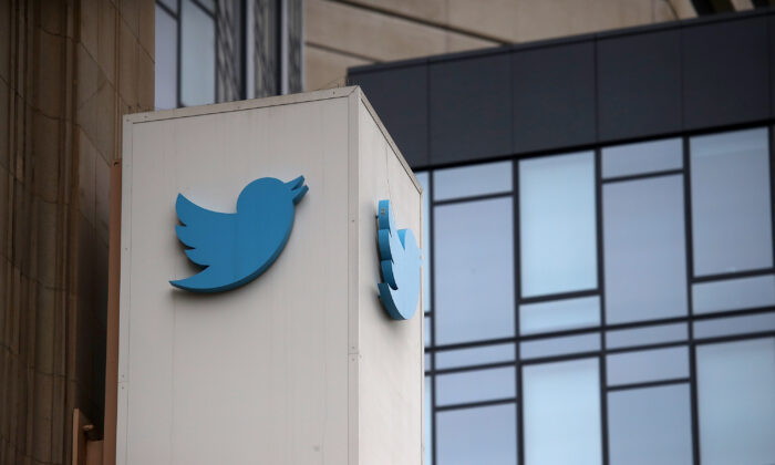 Um sinal aparece fora da sede do Twitter em San Francisco, Califórnia, em 26 de julho de 2018 (Justin Sullivan / Getty Images)
