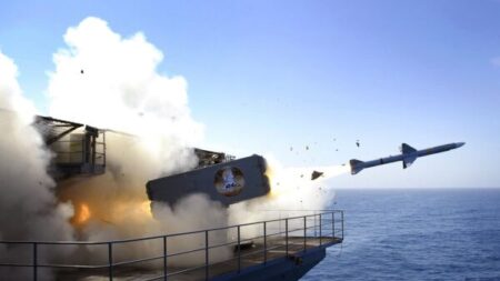 Forças dos EUA destroem radares Houthi e drones após ataques a navios comerciais no Mar Vermelho