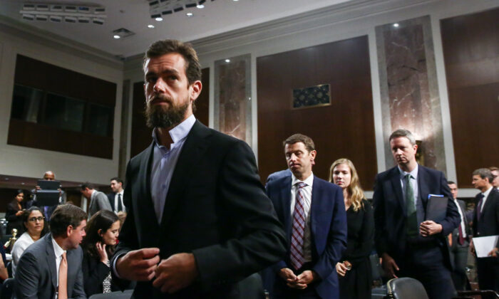 Jack Dorsey, CEO da Twitter Inc, testemunhou em uma audiência para examinar o uso de plataformas de mídia social por operações de influência estrangeira perante o Comitê de Inteligência no Capitólio em Washington em 5 de setembro de 2018 (Samira Bouaou / The Epoch Times)
 