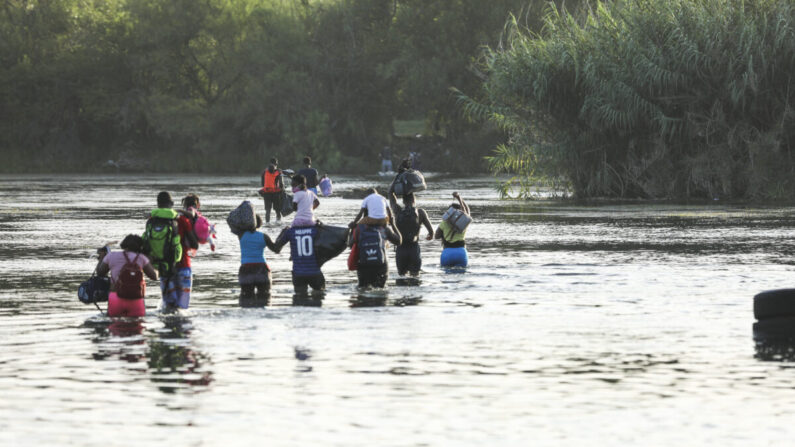 Um grupo de imigrantes ilegais cruza o Rio Grande de Acuña (México) a Del Rio (Texas) em 25 de julho de 2021 (Charlotte Cuthbertson / The Epoch Times)
