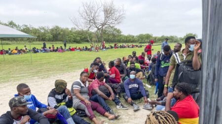 EUA libera imigrantes ilegais com teste positivo para COVID-19, afirma polícia do Texas