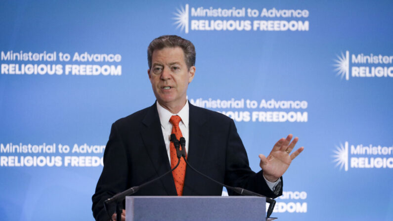 Sam Brownback, então embaixador itinerante dos EUA para a Liberdade Religiosa Internacional, na reunião ministerial para promover a liberdade religiosa no Departamento de Estado em Washington em 16 de julho de 2019 (Arquivo / Samira Bouaou / The Epoch Times)
 