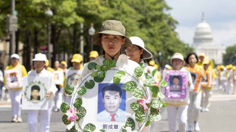 Os praticantes do Falun Gong participam de um desfile comemorativo do 20º aniversário da perseguição ao Falun Gong na China, em Washington em 18 de julho de 2019 (Samira Bouaou / The Epoch Times)
